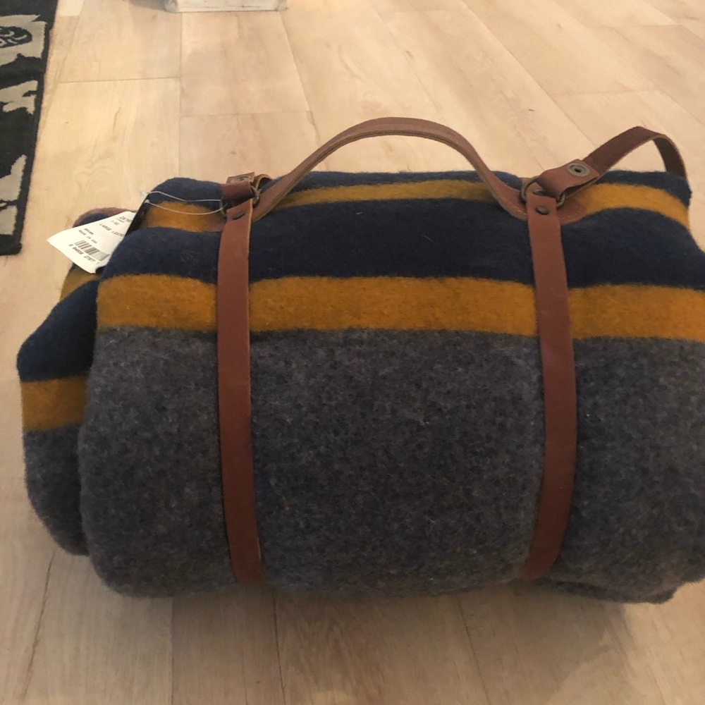 Pendleton blanket and leather carrier - Picture 3 of 5
